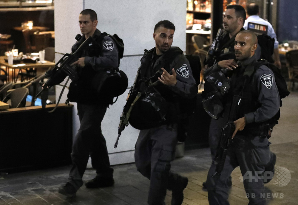 イスラエル警察官、「銃撃犯を誤って自宅に入れる」現地紙 写真1枚 