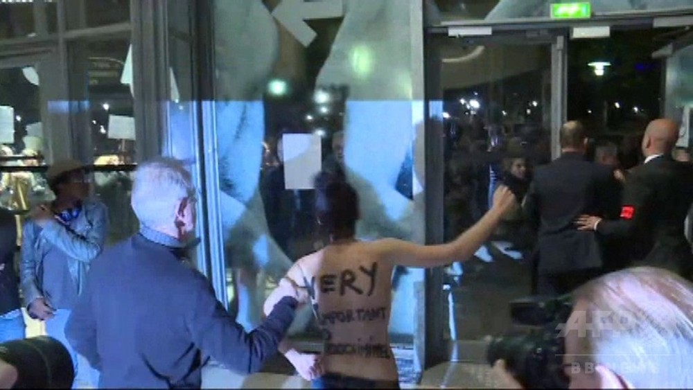 動画：女性ら上半身裸で抗議、ロマン・ポランスキー監督特集上映で 写真1枚 国際ニュース：AFPBB News