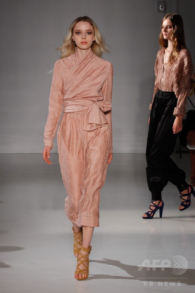 膝下丈のスカートでエレガントに、「ジル・スチュアート」15年春夏