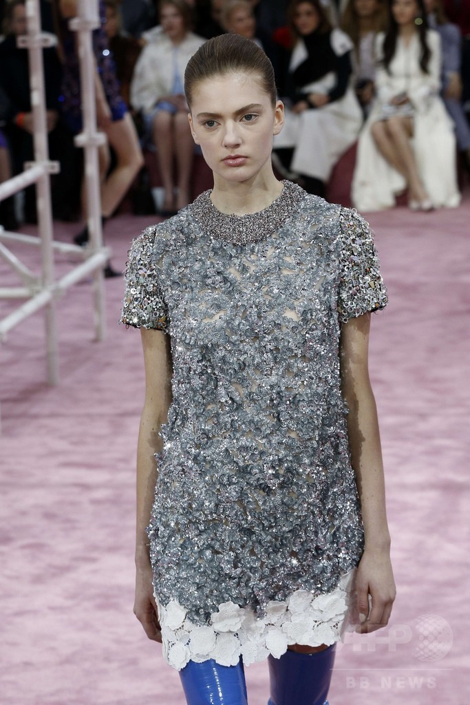 50～70年代の要素を取り入れた新たな女性像を提案、「ディオール」15年春夏オートクチュール