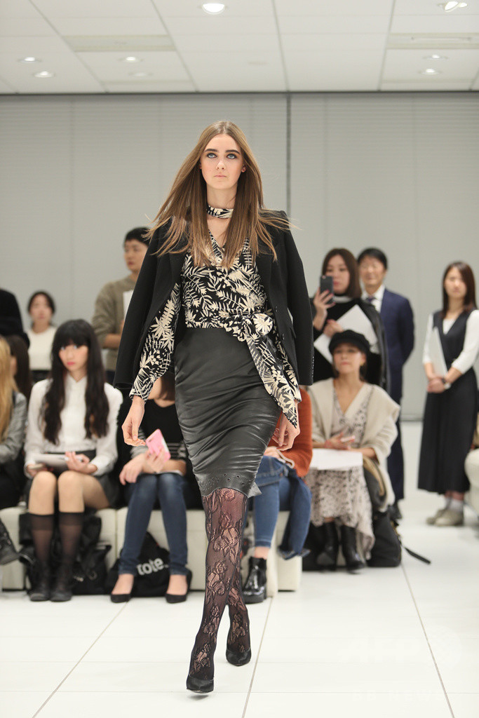 ユニクロの「カリーヌ･ロワトフェルド」コレクションに注目