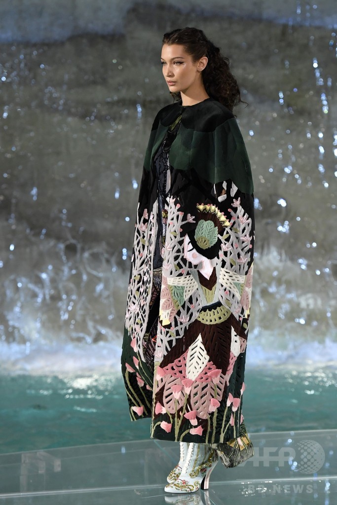 「フェンディ」90周年、トレビの泉でファッションショー開催