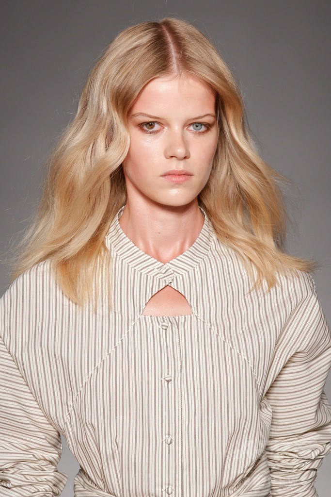 膝下丈のスカートでエレガントに、「ジル・スチュアート」15年春夏