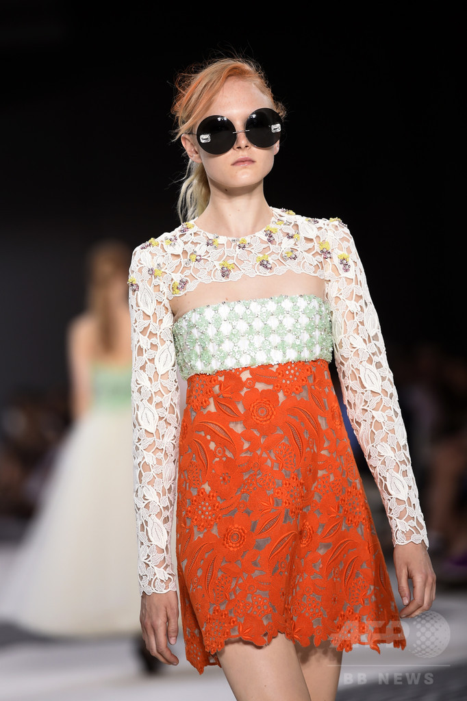 夢を運ぶロマンティックなドレス、「ジャンヴァティスタ・ヴァリ」15/16年秋冬オートクチュール