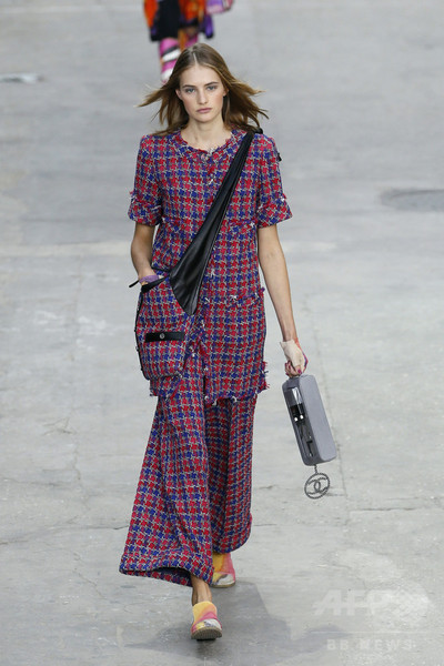 ジャケットからインスパイア、「ガール シャネル」3月発売