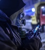 トルコ・イスタンブール（Istanbul）で、携帯電話を使う反政府デモ参加者（2014年3月11日撮影）。(c)AFP/BULENT KILIC