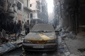 シリア北部アレッポ（Aleppo）の反体制派が掌握する地区で、空爆による被害状況を確かめる住民（2013年12月15日撮影）。(c)AFP/MOHAMMED AL-KHATIEB