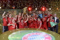 サッカードイツカップ2012-13（German Cup 2012-13）決勝、バイエルン・ミュンヘン（Bayern Munich）対VfBシュツットガルト（VfB Stuttgart）。優勝トロフィーを掲げ歓喜するバイエルン・ミュンヘンの選手（2013年6月1日撮影）。(c)AFP/CHRISTOF STACHE
