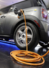 ドイツ・ベルリン（Berlin）で、充電される電気自動車（2008年11月25日撮影）。(c)AFP/DDP/MICHAEL GOTTSCHALK