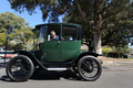 オーストラリア・シドニー（Sydney）で5日、1915年製の電気自動車「デトロイト（Detroit）」を運転するビンテージカー収集家のビル・ロイド（Bill Lloyd）さん（61）。元機械技師で弁理士のロイドさんいわく、「世界で最も有名なアンティーク電気自動車」だ。

「デトロイト」は1906年～1940年に米デトロイト（Detroit）のアンダーソン電気自動車会社（Anderson Electric Car Company）が製造していた電気自動車で、ロイドさんによれば4万台を売り上げたが、現在でも走行可能な車体は豪国内にわずか4台だけ。鉛酸電池で駆動し、満充電でおよそ80キロメートル走行可能で、最高時速は約40キロという（2012年9月5日撮影）。(c)AFP/ROMEO GACAD