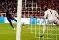 サッカー欧州チャンピオンズリーグ、グループB第6節、バイエルン・ミュンヘン対トッテナム・ホットスパー。シュートを打つトッテナム・ホットスパーのライアン・セセニョン（左、2019年12月11日撮影）。(c)Odd ANDERSEN / AFP