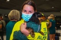 東京五輪出場後の14日間の隔離期間を終え、空港で犬を抱く競泳女子金メダリストのカイリー・マッケオン（2021年8月17日撮影）。(c)Patrick HAMILTON/ AFP