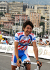 開幕を4日に控える2009ツール・ド・フランス（%%2009 Tour de France%%）の出場チームが2日、スタート地のモナコ（Monaco）で開催された公式プレゼンテーションに参加し、スキル・シマノ（%%Skil-Shimano%%）の別府史之（%%Fumiyuki Beppu%%、日本）やBBOXブイグ・テレコム（%%BBOX Bouygues Telecom%%）の新城幸也（%%Yukiya Arashiro%%、日本）らが登場した。写真は公式プレゼンテーション会場を去る別府史之。（2009年7月2日撮影）（c）AFP/PATRICK HERTZOG