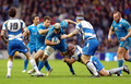 ラグビーシックスネイションズ（Six Nations Rugby 2013）は9日、第2週の2試合が行われ、スコットランドが34-10でイタリアを下した。

スコットランドの選手からタックルを受けるイタリアのフランチェスコ・ミント（Francesco Minto、中央、2013年2月9日撮影）。(c)AFP/IAN MACNICOL