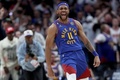 22-23NBAプレーオフ、ウエスタンカンファレンス準決勝（7回戦制）、デンバー・ナゲッツ対フェニックス・サンズ。ダンクシュートを決めて喜ぶデンバー・ナゲッツのブルース・ブラウン（2023年4月29日撮影）。(c)Matthew Stockman/Getty Images/ AFP