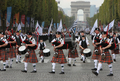 2007年9月23日、パリのシャンゼリゼ通り（Champs-Elysees）で行われたブルターニュ祭（Breizh Touch）のパレードでパフォーマンスをするアイルランド音楽のミュージシャン。(c)AFP/PIERRE VERDY