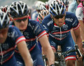 2004年のツール・ド・フランス（Tour de France）に出場するランス・アームストロング（Lance Armstrong）氏（右、2004年7月18日撮影）。(c)AFP/JOEL SAGET