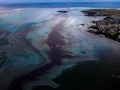 モーリシャスの上空から撮影した、貨物船わかしおから漏出した燃料が広がる海面（2020年8月6日撮影）。(c)AFP