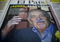 コロンビア出身のノーベル賞作家ガブリエル・ガルシア・マルケス（Gabriel Garcia Marquez）氏死去のニュースを伝える新聞。コロンビアのバジェデルカウカ（Valle del Cauca）県カリ（Cali）で（2014年4月17日撮影）。(c)AFP/Luis ROBAYO