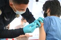 米カリフォルニア州ロサンゼルスで新型コロナウイルスワクチンの接種を受ける16歳の少年（2021年8月23日撮影）。(c)Robyn Beck / AFP