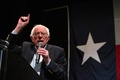 米大統領選に向けた民主党候補指名争いで、テキサス州エルパソで開かれた支持者集会で演説するバーニー・サンダース上院議員（2020年2月22日撮影）。(c)Paul Ratje / AFP