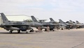 イスラム過激派「イスラム国」空爆の支援のため派遣され、ヨルダン国内の基地に駐機するアラブ首長国連邦（UAE）のF16戦闘機。国営ペトラ通信配信（2015年2月8日配信）。(c)AFP/PETRA