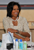 英ロンドン西部のガン治療センター、マギーズ・センター（Maggie&apos;s Centre）を訪れたミシェル・オバマ（Michelle Obama）米大統領夫人（2009年4月1日撮影）。(c)AFP/WPA/Leon Neal