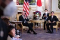 東京・元赤坂の迎賓館で会談に臨む岸田文雄首相（右）とジョー・バイデン米大統領（2022年5月23日撮影）。 (c)SAUL LOEB / AFP