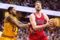 14-15NBAプレーオフ・イースタンカンファレンス準決勝（7回戦制）、クリーブランド・キャバリアーズ対シカゴ・ブルズ。シカゴ・ブルズのパウ・ガソル（右）をマークするクリーブランド・キャバリアーズのトリスタン・トンプソン（2015年5月6日撮影）。(c)AFP/Getty Images/Jason Miller