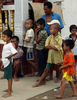 ミャンマー・ヤンゴン（Yangon）の南48キロにあるKungyangonで、救援物資を待つ被災者の子どもたち（2008年5月24日撮影）。(c)AFP/KHIN MAUNG WIN