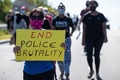 米ニュージャージー州ブリッジウオーターで、警察の暴力と人種差別に抗議する人々（2020年6月13日撮影、資料写真）。(c)NICHOLAS KAMM / AFP