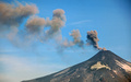 チリ・プコンから撮影した、火口から噴煙を上げるビジャリカ山（2015年3月27日撮影）。(c)AFP/SEBASTIAN ESCOBAR