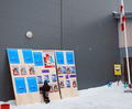 デンマーク領グリーンランド（Greenland）の都市ヌーク（Nuuk）で、自治権拡大の是非を問う住民投票に賛成するように求めるポスターを見る子ども（2008年11月25日撮影）。(c)AFP/Slim Allagui