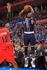 13-14NBA、オクラホマシティ・サンダー（Oklahoma City Thunder）対ポートランド・トレイルブレイザーズ（Portland Trail Blazers）。シュートを放つオクラホマシティ・サンダーのセルジ・イバカ（Serge Ibaka、2013年12月31日撮影）。(c)AFP/Getty Images/NBAE/Layne Murdoch