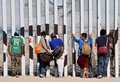 メキシコ・プラヤスデティフアナで、米国との国境フェンスのそばに立つ中米移民（2018年11月15日撮影）(c)ALFREDO ESTRELLA / AFP