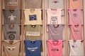 イタリア北西部チンクエテッレ国立公園のリオマッジョーレにある土産店で販売されるTシャツ（2021年6月24日撮影）。(c)MARCO BERTORELLO / AFP