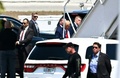 米フロリダ州ウエストパームビーチの空港で、プライベートジェットに乗り込むドナルド・トランプ氏（中央、2023年4月3日撮影）。(c)CHANDAN KHANNA / AFP