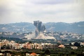 レバノン南部で、イスラエル軍の空爆によって立ち上る煙（2024年10月7日撮影）。(c)KAWNAT HAJU / AFP