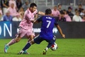 23MLS、インテル・マイアミ対FCシンシナティ。FCシンシナティの久保裕也（手前）とボールを競るインテル・マイアミのリオネル・メッシ（2023年10月7日撮影）。(c)Chris Arjoon/AFP
