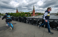 ロシア・モスクワのクレムリン付近の橋を渡るマスク姿の男性（2020年5月17日撮影、資料写真）。(c)Yuri KADOBNOV / AFP