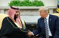 米ホワイトハウスの大統領執務室でサウジアラビアのムハンマド・ビン・サルマン皇太子（左）と会談するドナルド・トランプ大統領（2018年3月20日撮影、資料写真）。(c)MANDEL NGAN / AFP