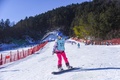 安徽省安慶市石関村の「大別山スキー楽園」でスノーボードを楽しむ観光客（2025年1月15日撮影、資料写真）。(c)PeopleʼsDaily/熊鳳霞