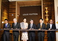 13日にリニューアルオープンする「ルイ・ヴィトン（Louis Vuitton）」松屋銀座店テープカットセレモニーに出席した（左から）株式会社松屋 取締役執行役員 本店長 古屋毅彦（Takehiko Furuya）氏、LVJグループ会長エマニュエル・プラット（Emmanuel Prat）氏、女優の菊地凛子(Rinko Kikuchi)LVJグループCEOフレデリック・グランジェ（Frederic Grangie）氏、株式会社松屋 代表取締役社長 執行役員 秋田正紀（Masaki Akita）氏、建築家の青木淳氏（Jun Aoki、2013年9月12日撮影）。(c)MODE PRESS