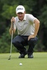男子ゴルフ米国ツアー、カナディアン・オープン（RBC Canadian Open 2013）、2日目。16番グリーンでバーディーパットのラインを読むジョン・メリック（John Merrick、2013年7月26日撮影）。(c)AFP/Getty Images/Hunter Martin