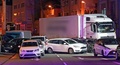 ドイツ・ヘッセン州リンブルクで、信号待ちの車列に盗まれたトラックが突っ込んだ現場（2019年10月7日撮影）。(c)Thorsten Wagner / dpa / AFP