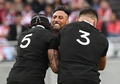 ラグビーテストマッチ、日本対ニュージーランド。ニュージーランドの選手のタックルを受ける日本のヘンリージェイミー（中央、2018年11月3日撮影）。(c)Toshifumi KITAMURA/AFP
