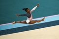 パリ五輪、体操女子団体決勝。ゆかの演技に臨む米国のシモーネ・バイルス（2024年7月30日撮影）。(c)Paul ELLIS/ AFP