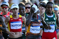 パリ五輪、陸上女子マラソン。顔に氷を当てるウガンダのレベッカ・チェプテゲイ（中央、2024年8月11日撮影）。(c)Kirill KUDRYAVTSEV / AFP