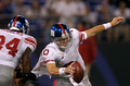 レイヴンズ守備陣を交わすジャイアンツのQBイーライ・マニング（%%Eli Manning%%）。(c)AFP/Getty Images Greg Fiume