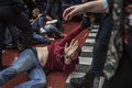 スペイン・バルセロナの投票所の外で、警察と衝突する人々（2017年10月1日撮影）。(c)AFP/Fabio Bucciarelli
